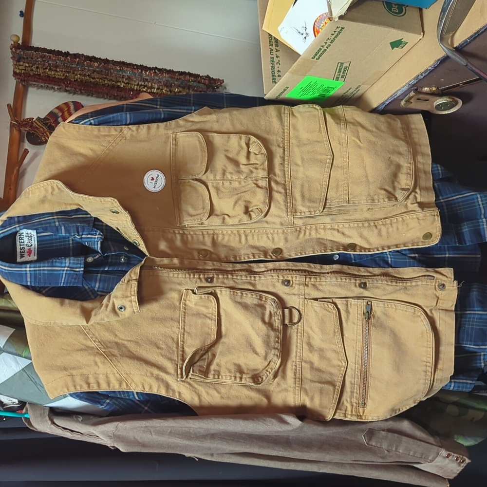 Canvas vest in camel